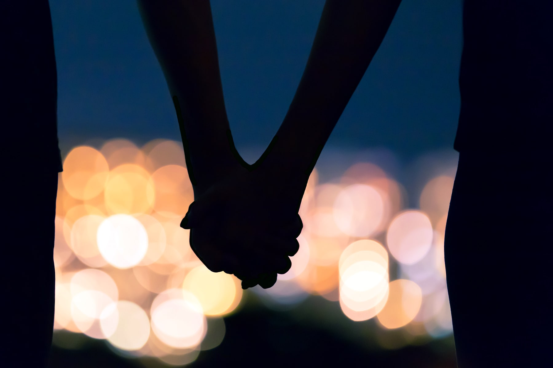 1800x1200_couple_holding_hands_at_night.jpg