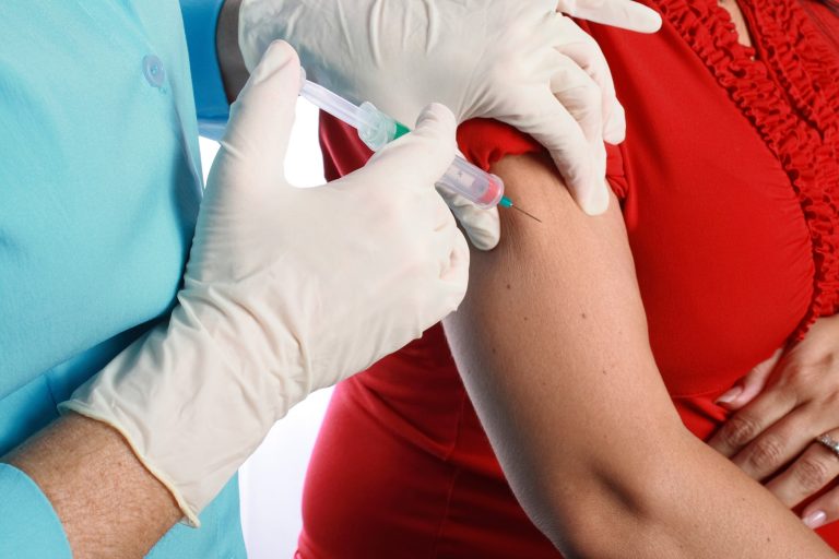 1800x1200_h1n1_vaccine_adverse_outcome.jpg