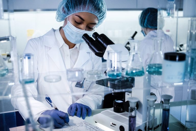 1800x1200_medical_researcher_using_microscope_other.jpg