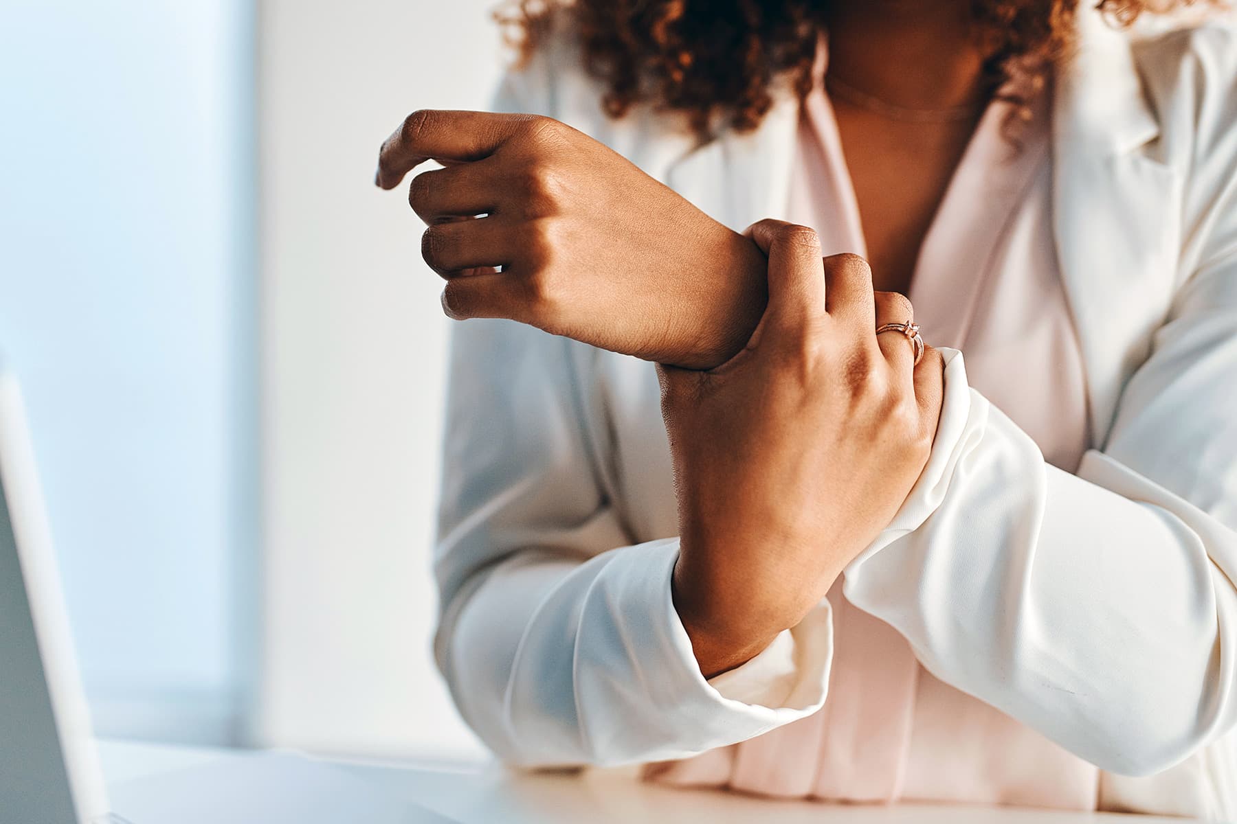 1800x1200_businesswoman_experiencing_wrist_pain.jpg
