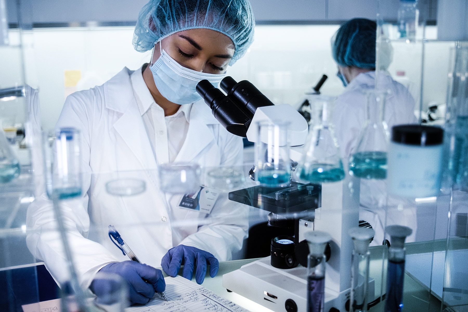1800x1200_medical_researcher_using_microscope_other.jpg