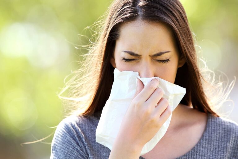 1800ss_thinkstock_rf_woman_outdoors_with_allergies.jpg