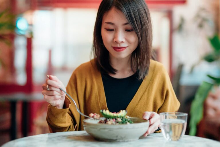 1800x1200_getty_rf_woman_eating_salad_at_restaurant.jpg