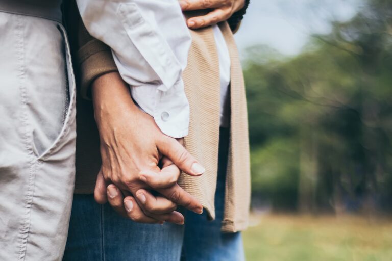 1800x1200_senior_man_and_woman_holding_hands_other.jpg