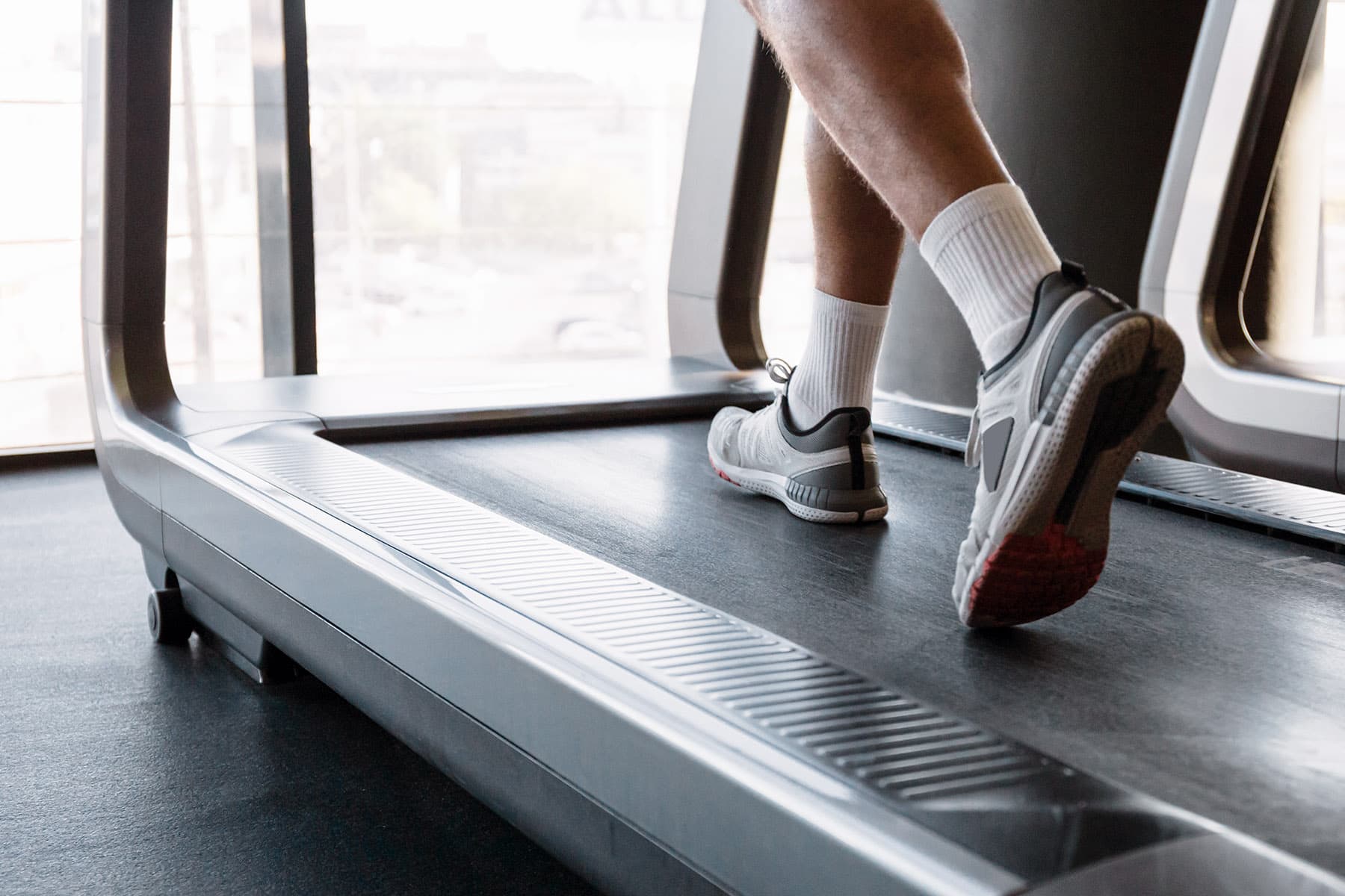 1800x1200_getty_rf_male_athlete_running_on_treadmill.jpg